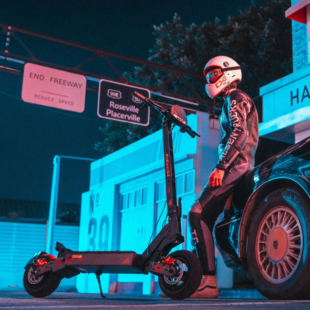 Scooter electric Kukirin G4 parked outdoors under clear sky environment